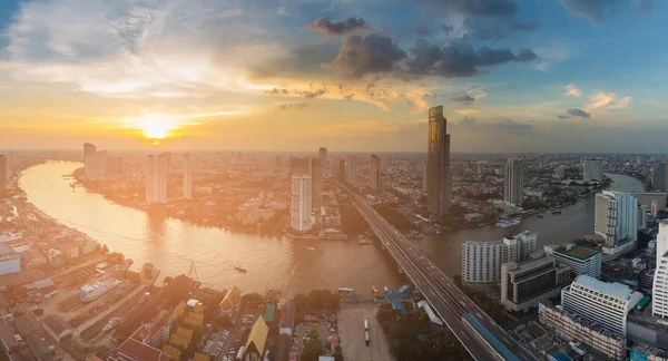 Solnedgången Skyline Över Floden Böjda Bangkok City Business Downtown Stadsbilden Royaltyfria Stockfoton