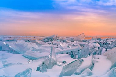 Gün doğmadan önce gökyüzü ile su göl buz gibi kırma, baykal Rusya Kış sezon doğal manzara arka plan