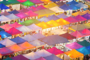Gece birden çok renk bit pazarı, cityscape arka plan