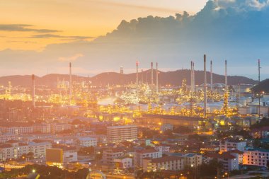 Sonra günbatımı gökyüzü arka plan, endüstriyel arka plan ile dağ ile petrol rafinerisi