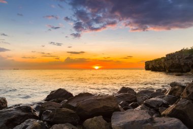 Rock plaj günbatımı manzarası, doğal peyzaj arka plan üzerinde