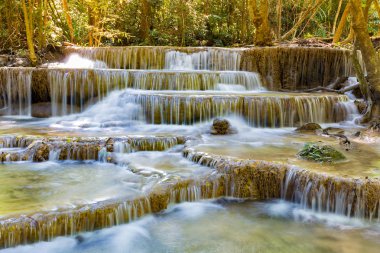 Tropikal birden çok dere şelale derin orman, doğal peyzaj arka plan Katmanlar