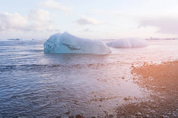黒い砂のビーチ 手配氷河 アイスランド冬シーズン自然景観背景ダイヤモンド アイス — ストック写真