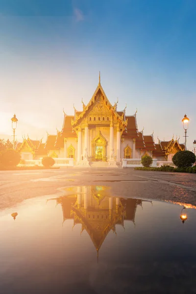Templo Mable Blanco Con Reflectio Agua Después Lluvia Bangkok Tailandia —  Fotos de Stock