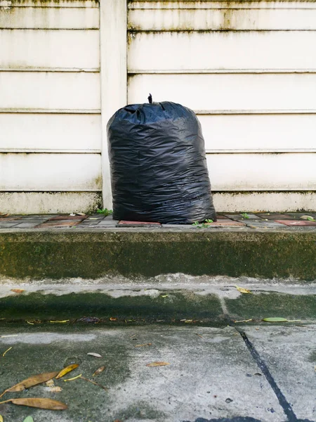 Lixo Lixo Preto Parede Casa Esperar Para Corrigir — Fotografia de Stock
