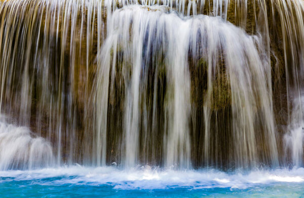 Закрыть водопад голубого потока, естественные глубокие лесные джунгли
