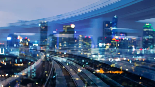 Şehir şehir merkezinde bokeh ışık tren parça hareket çift pozlama üzerinde arka plan bulanık.