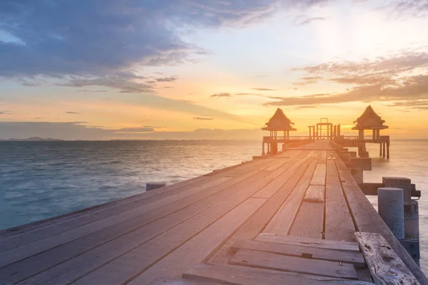 Trä Strandpromenaden Leder Till Solnedgång Sky Över Havet Kusten Naturliga — Stockfoto