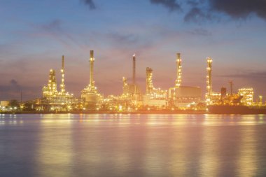 Ön alacakaranlıkta gece ışık petrol rafinerisi Nehri