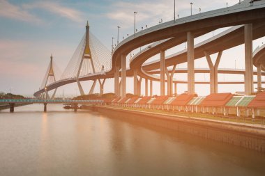 İki Yataklı asma köprü nehir açık bağlanmak otoyol kavşağı