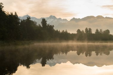 Bulutlu gökyüzü ile erken sabah göl Matheson ile mount cook yansıması gölde, west coast Güney Adası Yeni Zelanda ile arka planda