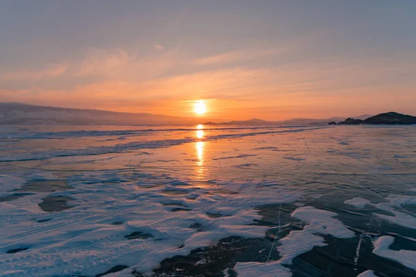 Μαγευτικό Ηλιοβασίλεμα Πάνω Από Νερό Στη Λίμνη Βαϊκάλη Της Σιβηρίας — Φωτογραφία Αρχείου