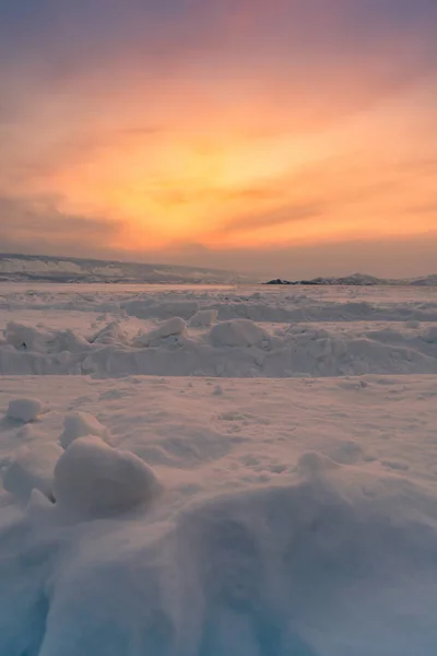 Karla Kaplı Günbatımı Gökyüzü Arka Plan Ile Baykal Kış Sezon — Stok fotoğraf