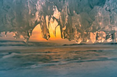 Baykal kış su Gölü Doğal manzara, gün batımı arka plan ile buz çöktü