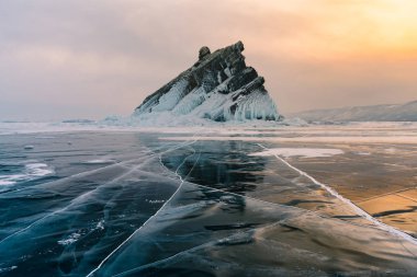 Rock dağ Baykal Gölü Sibirya Rusya Kış sezon doğal manzara arka planda