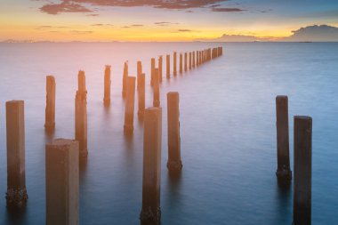 Okyanus deniz kıyısında, doğal peyzaj arka plan günbatımı gökyüzü sınırı