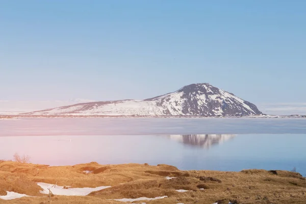 Гора Черный Вулкан Над Водным Озером Исландский Природный Ландшафт — стоковое фото