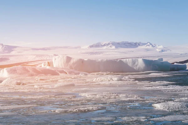 自然冰打破湖以晴朗的蓝天背景 冰岛风景背景 — 图库照片