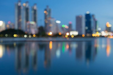 Mavi alacakaranlık bokeh şehir ofis binası ile su yansıma, arka plan