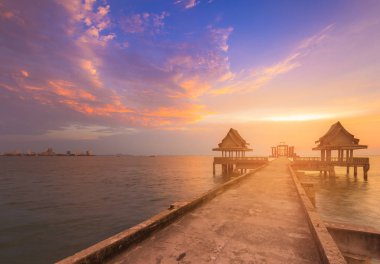 Üzerinde yürüme yolu, doğal peyzaj arka plan ile sahil manzarası doğal günbatımı gökyüzü