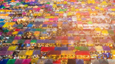 Gece bit pazarı birden çok renk çatı üst, cityscape arka plan