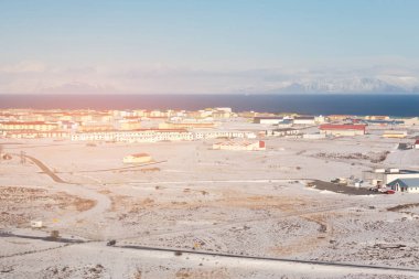 Vik köyü karla kaplı arazi üzerinde kış sezonunda, doğal peyzaj arka plan İzlanda