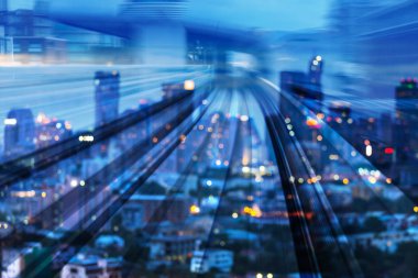 Alacakaranlık bulanıklık bokeh şehir şehir çift pozlama tren parça hareket hareketli, soyut arka plan bulanıklık