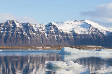 Donma su Gölü, İzlanda kış sezon doğal manzara arka plan üzerinde siyah volkan dağ
