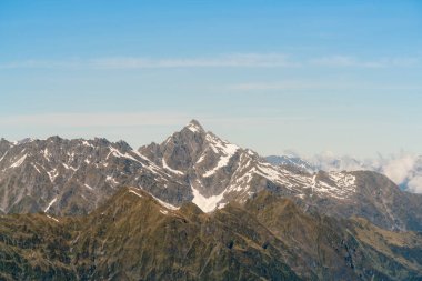 Rock volkan dağ Fox buzul mavi gökyüzü arka plan, Yeni Zelanda doğal peyzaj ile siyah 