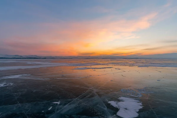 冬シーズン ロシア バイカル自然景観の中の水分凍結湖の日没のスカイライン — ストック写真
