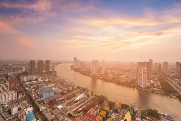 Güzel havadan görünümü, Tayland Bangkok şehir ve nehir üzerinde günbatımı manzarası kavisli sonra