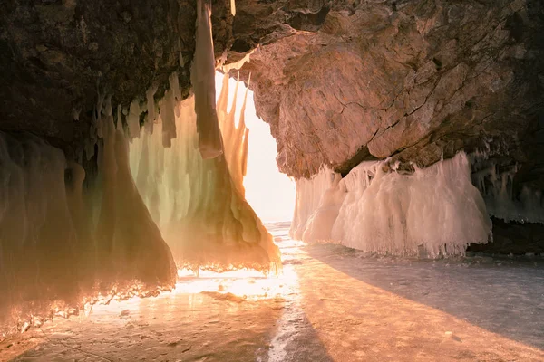 Caverna Gelo Com Fundo Luz Solar Olkhon Baikal Rússia Inverno — Fotografia de Stock