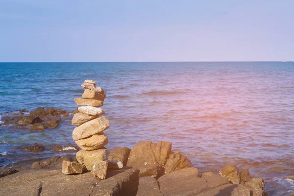 堆积平衡石头在海岸天际 抽象背景 — 图库照片