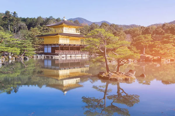 Kinkakuji Tapınağı Pavyonu su yansıması, Japonya Eski Simgesel Yapı ile