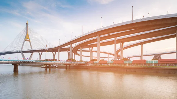 Skrzyżowania Autostrady Podłączyć Przodu Rzeki Most Wiszący Obraz Stockowy