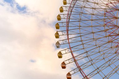 Büyük dev lunapark dönme dolap gökyüzü arka plan