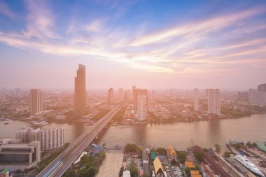 Sonra günbatımı manzarası, Tayland ile havadan görünümü Bangkok şehir nehir ile kavisli