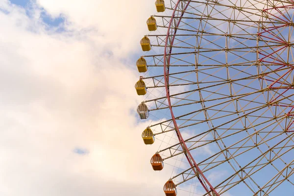 Büyük dev lunapark dönme dolap gökyüzü arka plan