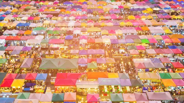 Gece bit pazarı çatı üst birden çok renk, cityscape arka plan