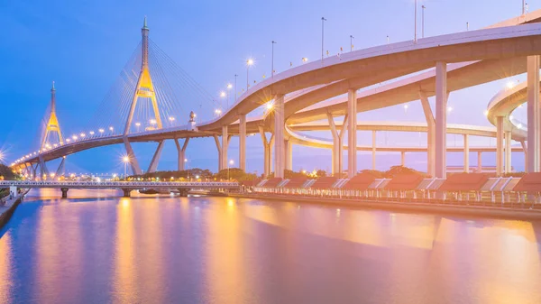 Crepuscolo Blu Notte Sul Ponte Sospeso Fronte Fiume Sull Incrocio — Foto Stock