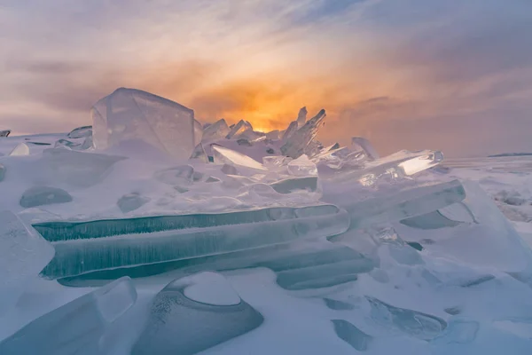 砕氷水湖ロシアのバイカルで冬のシーズンに沈む夕日 — ストック写真