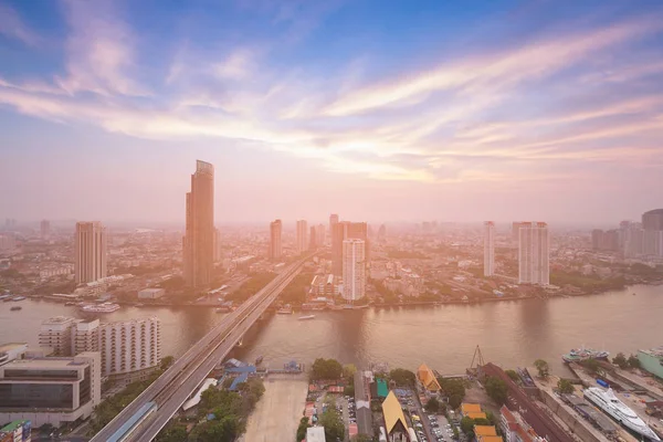Sonra günbatımı manzarası, Tayland ile havadan görünümü Bangkok şehir nehir ile kavisli