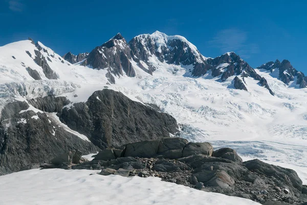 火山黑岩山 积雪覆盖蓝天背景 新西兰自然景观背景 — 图库照片