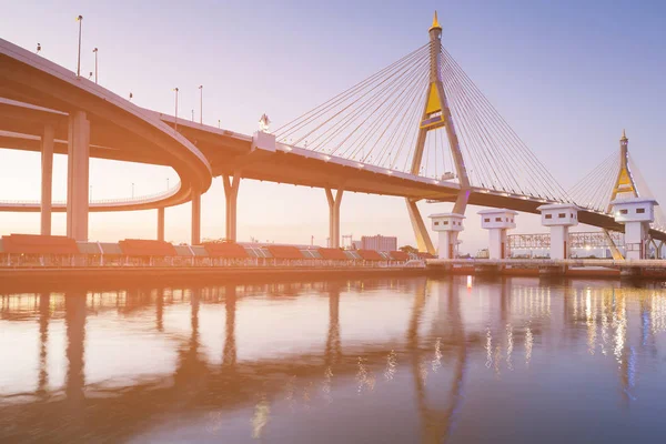 Çift Kişilik asma köprü Nehri ön ve beyaz watergate