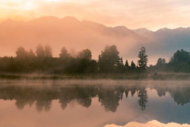 Sunrise Matheason yansıma su göl, Yeni Zelanda doğal manzara arka plan üzerinde