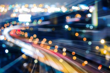 Gece bokeh ışık üzerinde tren parça hareket, arka plan bulanık.