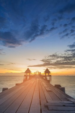 Tahta yol gün batımı ile okyanus manzarası arka plan üzerinde yürüme