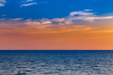 Gün batımı mavi ve turuncu renkli gökyüzü ve okyanus, doğal peyzaj arka plan sonra