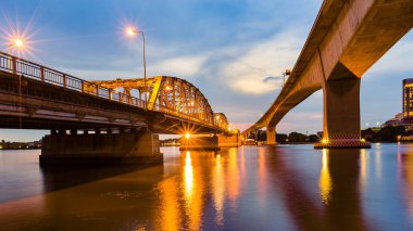 Metal köprü nehir gece manzarası ile yansıma ışık geçiş