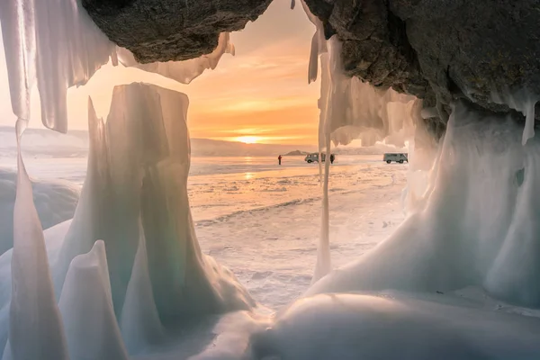Grotte Glace Avec Fond Ensoleillé Baïkal Sibérie Russie Saison Hiver — Photo